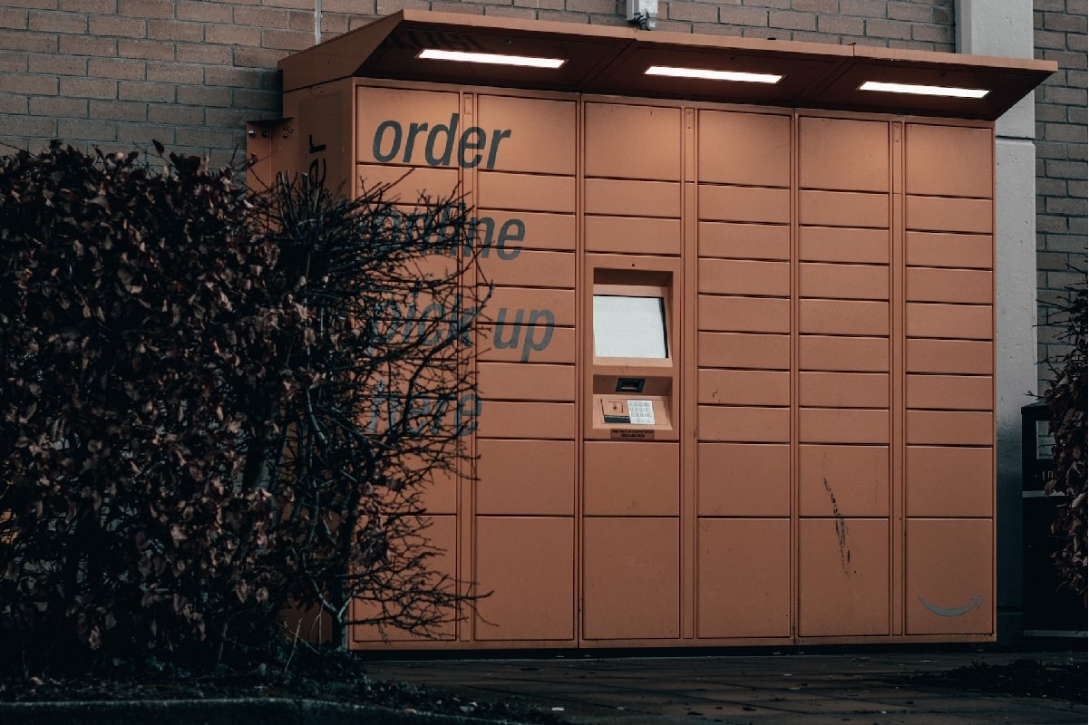 Η Amazon τοποθετεί pickup lockers σε αστυνομικά τμήματα